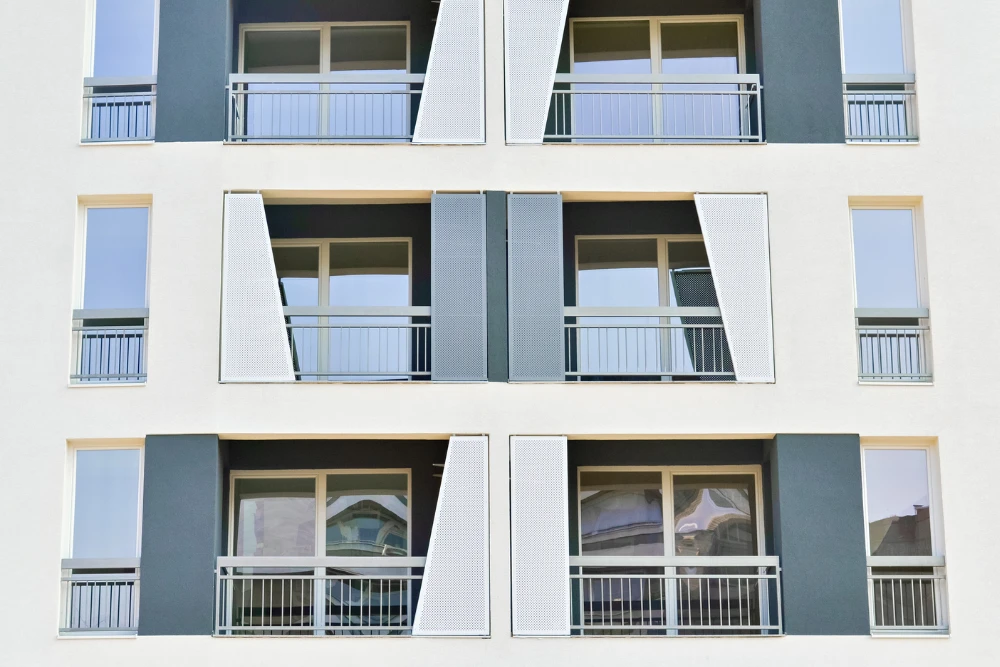 Czyszczenie fasad w skali mikro vs. makro - jak planować budżet dla pojedynczego budynku i całych osiedli