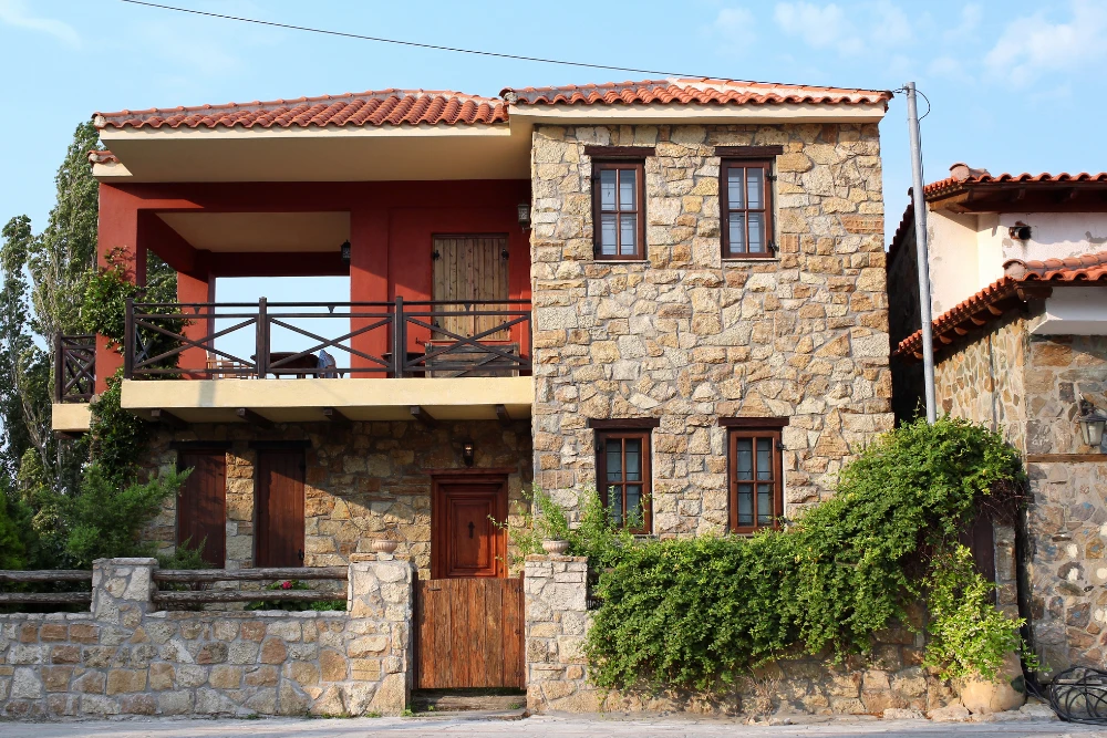 Uszkodzenia elewacji z kamienia — jak rozpoznać problem i kiedy reagować?