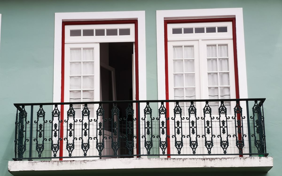 Metalowe balustrady i elementy na elewacji budynku