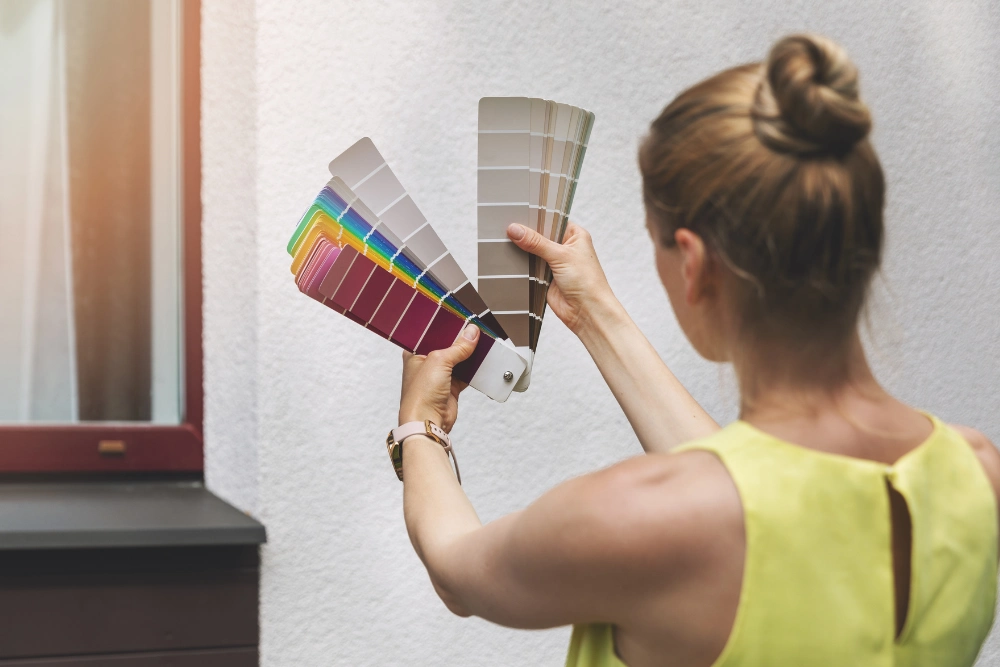 Jak wybrać farbę elewacyjną do swojego domu – porównanie rodzajów i właściwości