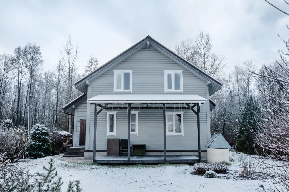 Zimowy sprzęt do czyszczenia fasad - jak bezpiecznie i skutecznie pracować w mrozie?