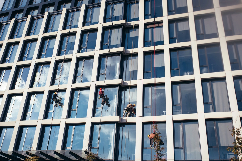 Analiza bezpieczeństwa konkretnych technik czyszczenia fasad – porównania i ocena ryzyka